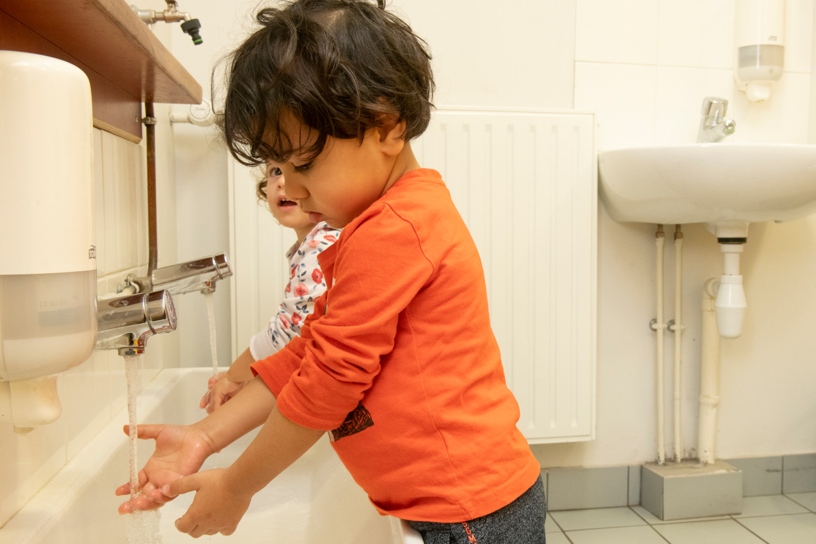 Un enfant se lave les mains 