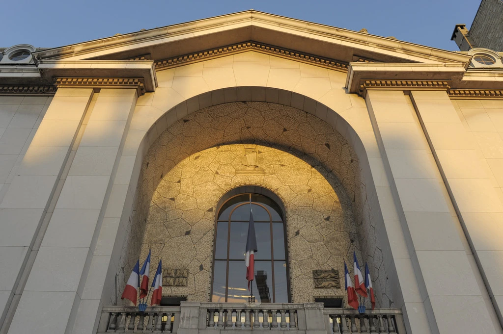 Une photo prise à l'extérieur du théâtre d'Asnières