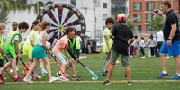 Photo décorative représentant des jeunes enfants jouant au hockey sur gazon.