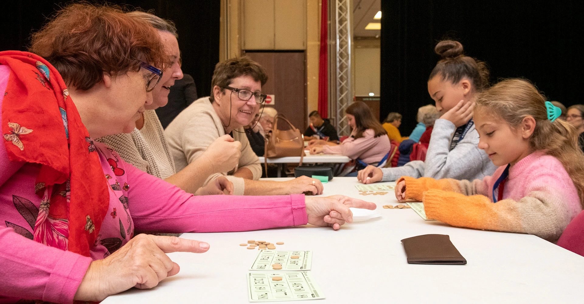 Visuel décoratif montrant des seniors jouant à une tabble avec des enfants.