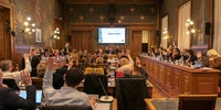 Visuel décoratif représentant une séance du conseil municipal d'Asnières-sur-Seine.
