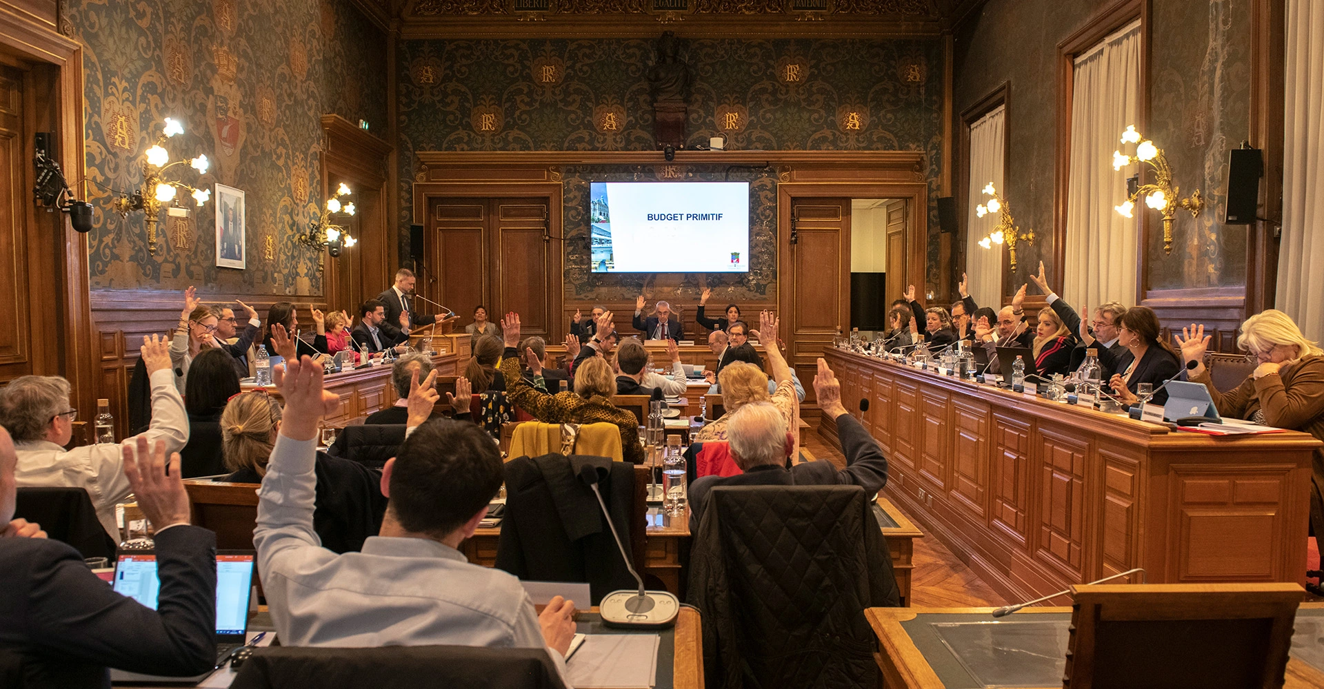 Visuel décoratif représentant une séance du conseil municipal d'Asnières-sur-Seine.