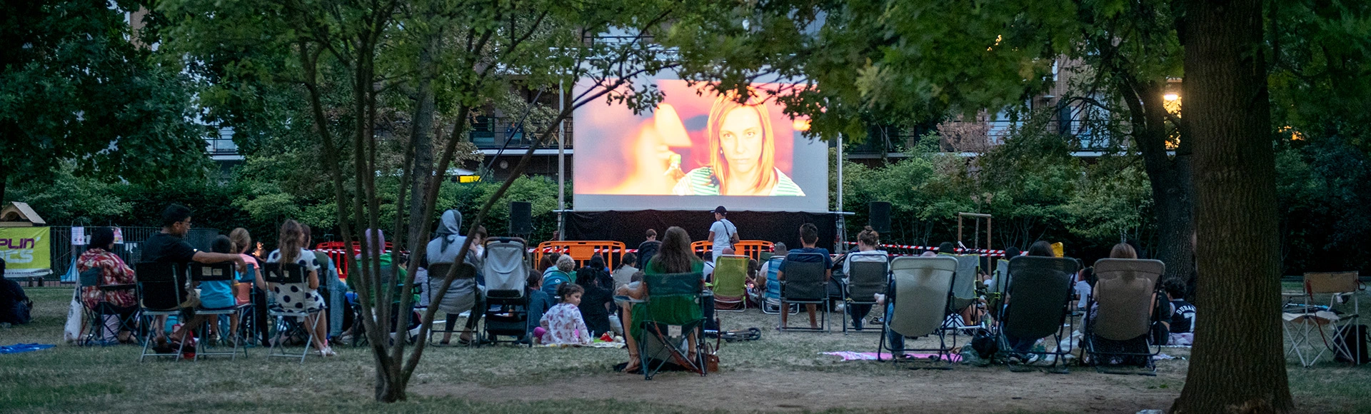 Visuel décoratif représentant une soirée cinéma en plein air.