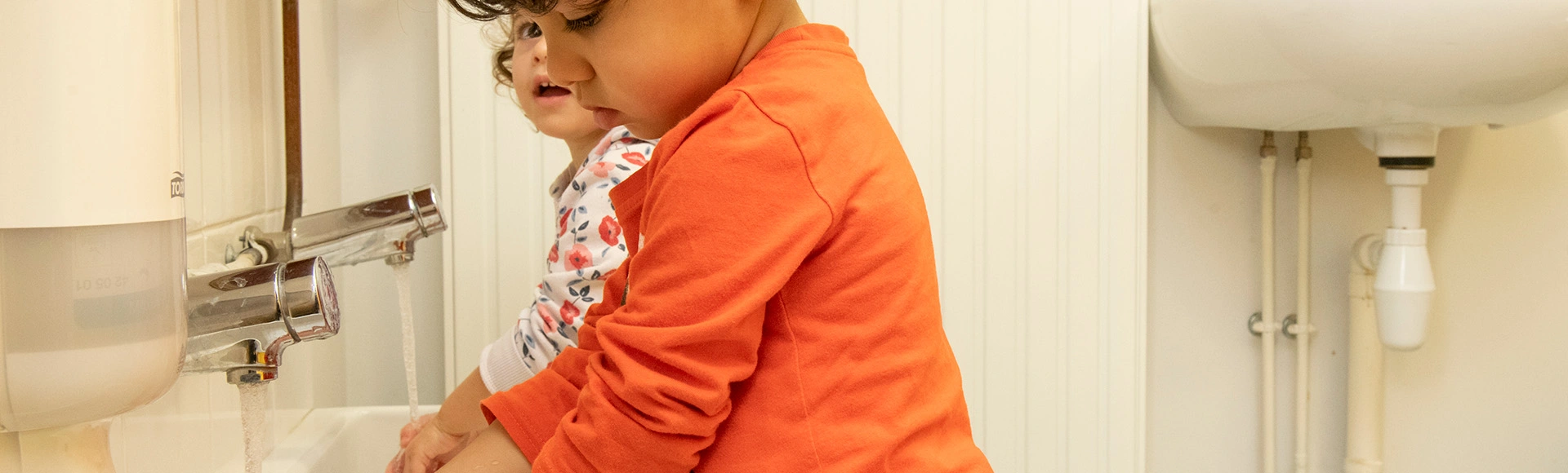 Visuel décoratif représentant des enfants se lavant les mains.