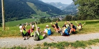 Visuel décoratif représentant une sortie d'un groupe de jeunes à la montagne.