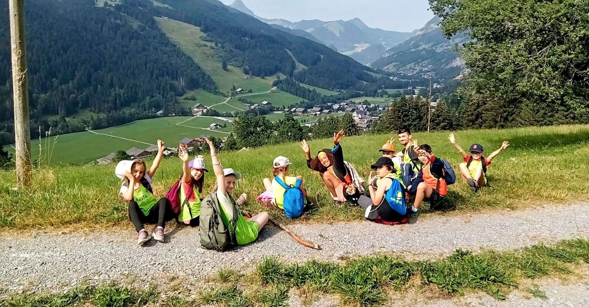 Visuel décoratif représentant une sortie d'un groupe de jeunes à la montagne.