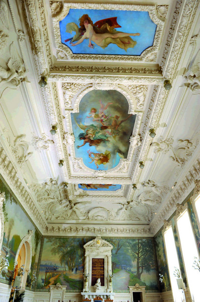 Le plafond réalisé par le peintre Henri Courcelles-Dumont qui a choisi de représenter de gracieuses allégories, riches en couleurs.