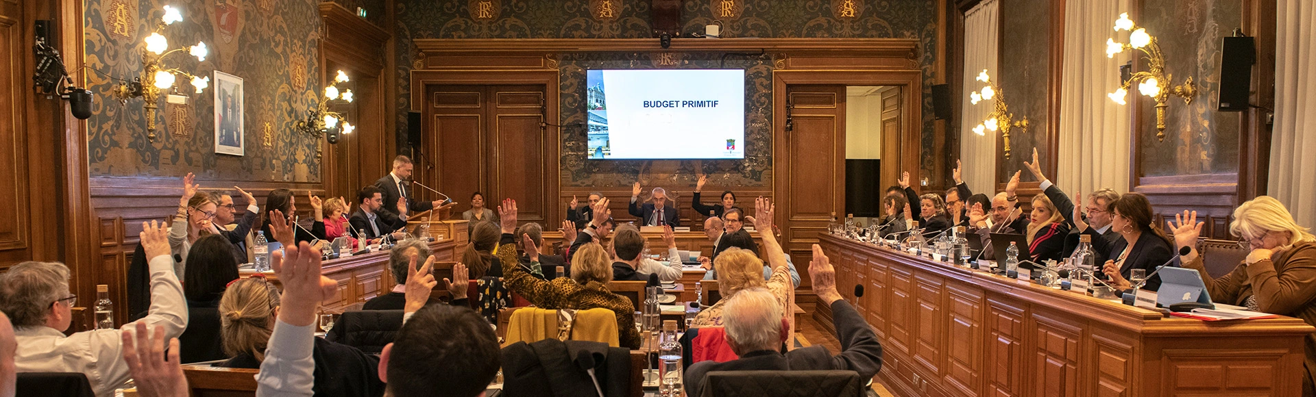 Visuel décoratif représentant une séance du conseil municipal d'Asnières-sur-Seine.