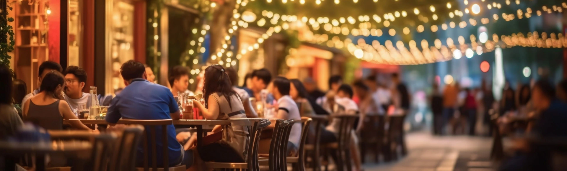 Visuel décoratif représentant des personnes en terrasse en extérieur.
