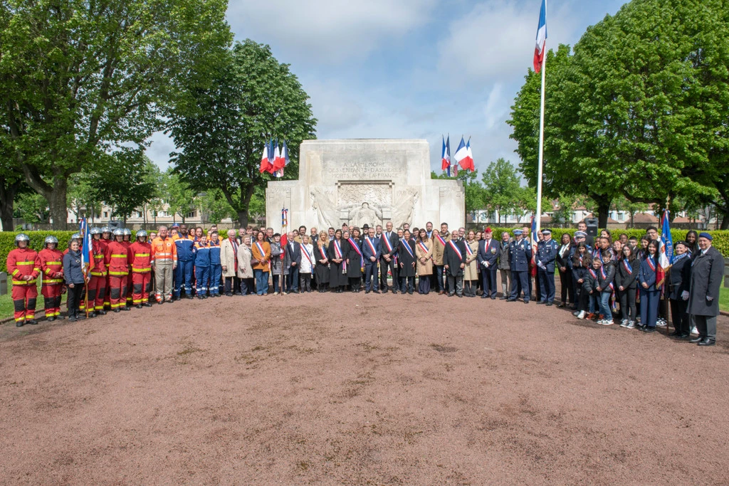 Photo commémorative du 78ème anniversaire du 8 mai 1945 à Asnières-sur-Seine