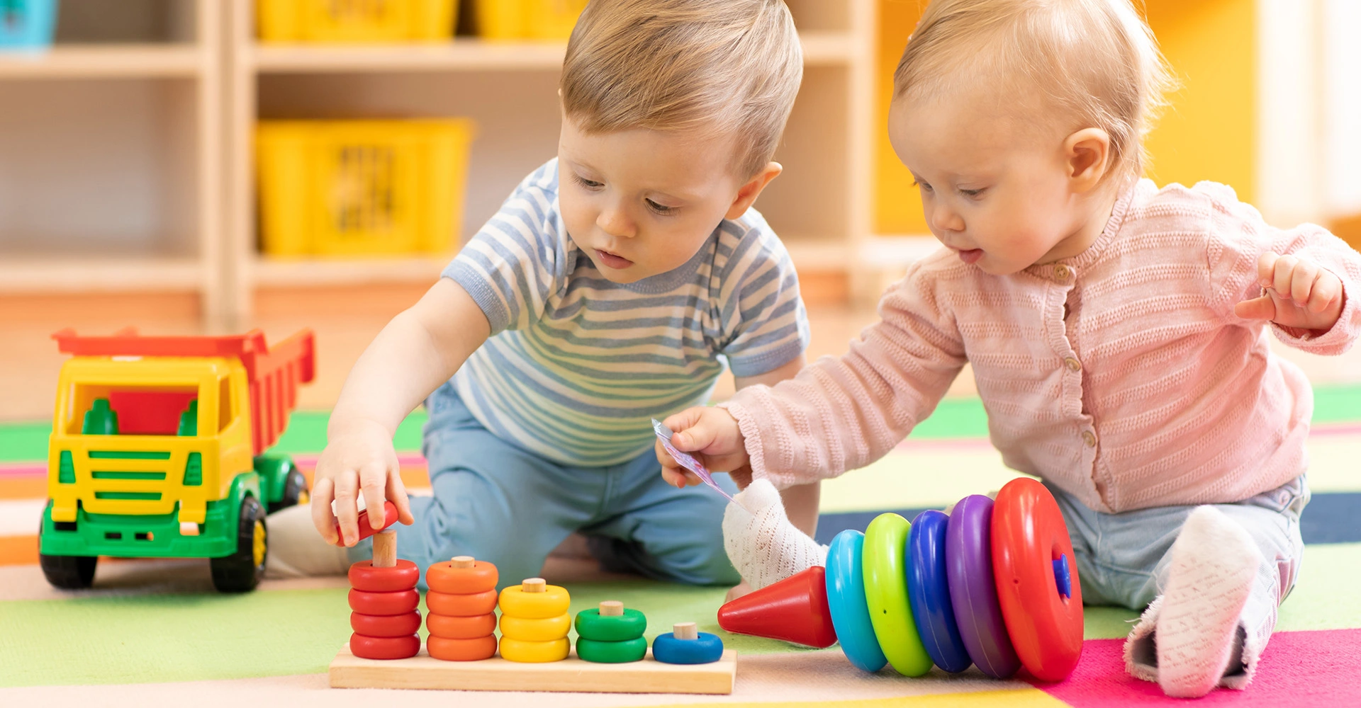 Visuel décoratif représentant de jeunes enfants jouant avec des jouets en bois.