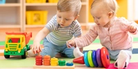 Visuel décoratif représentant de jeunes enfants jouant avec des jouets en bois.