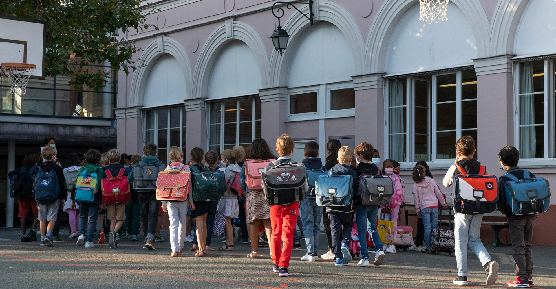 Visuel représentant des enfants se dirigeant vers l'école.