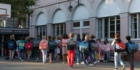 Visuel représentant des enfants se dirigeant vers l'école.