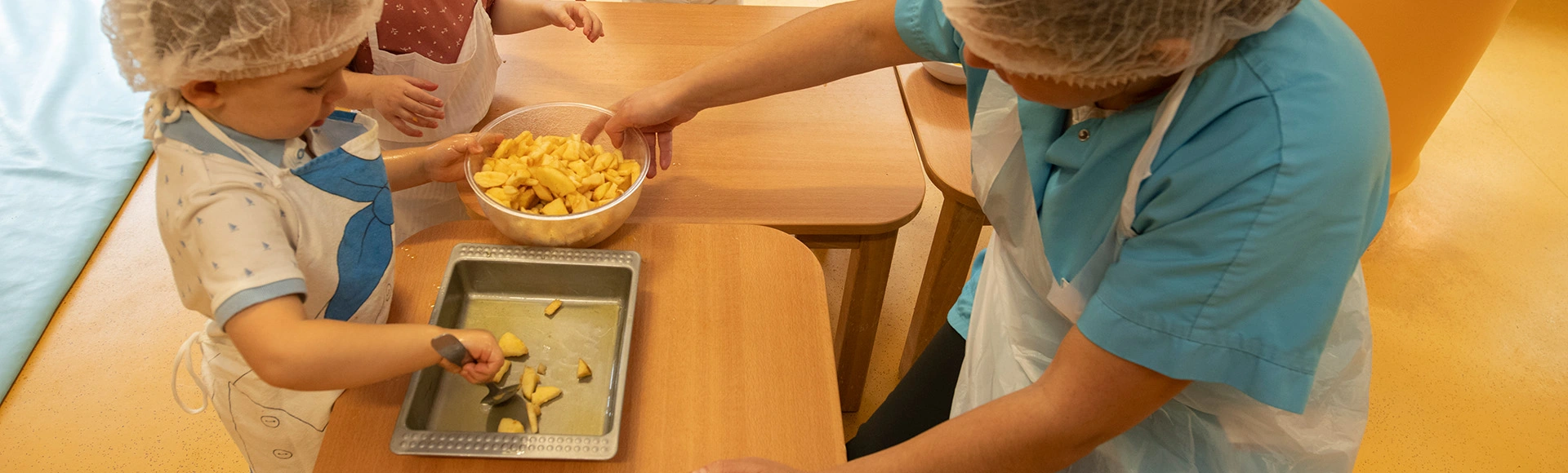 Visuel décoratif représentant des enfants recevant de la nourriture d'une personne adulte.