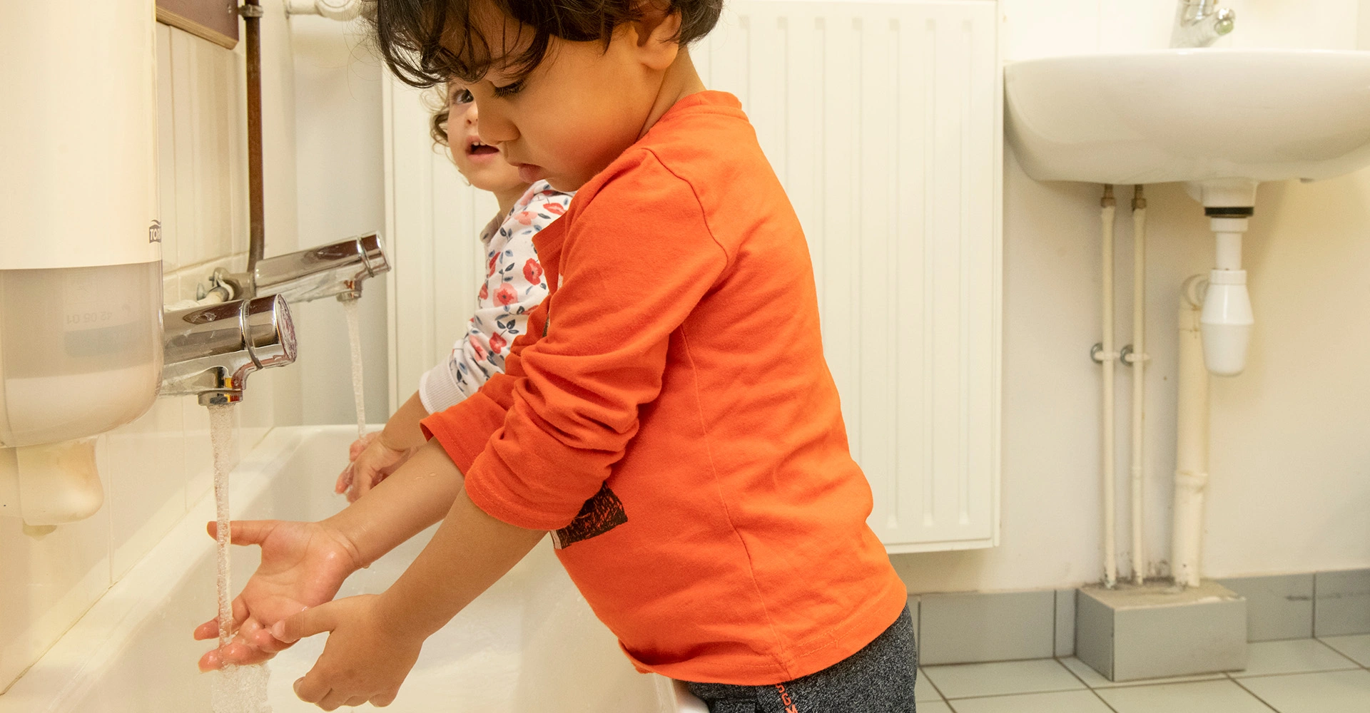 Visuel décoratif représentant des enfants se lavant les mains.