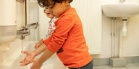 Visuel décoratif représentant des enfants se lavant les mains.