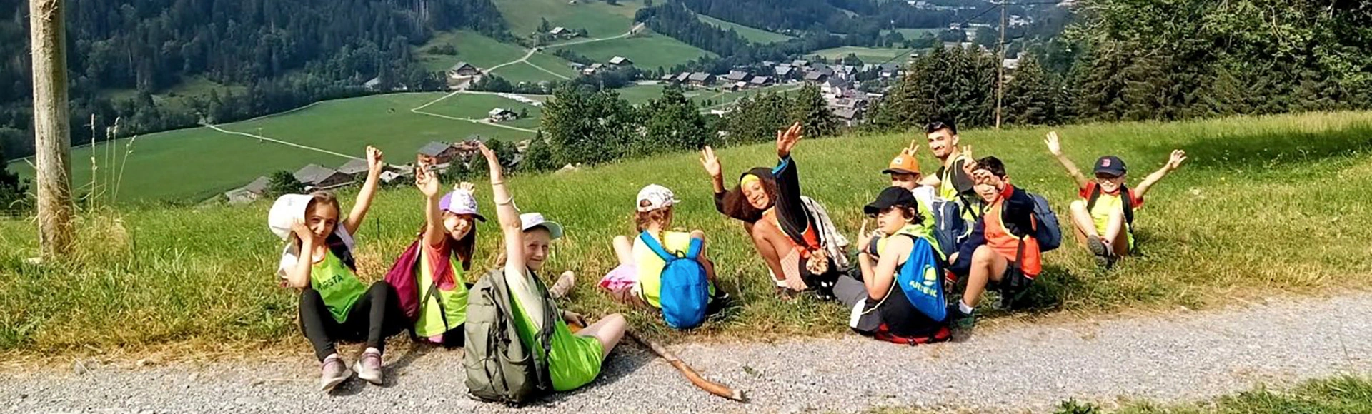 Visuel décoratif représentant une sortie d'un groupe de jeunes à la montagne.