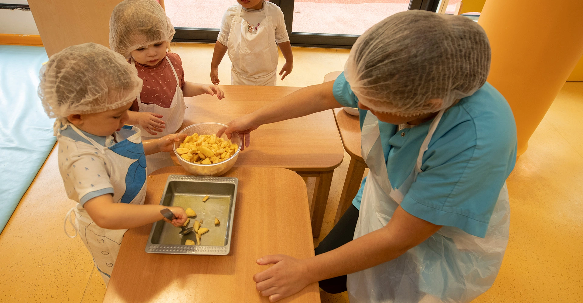Visuel décoratif représentant des enfants recevant de la nourriture d'une personne adulte.