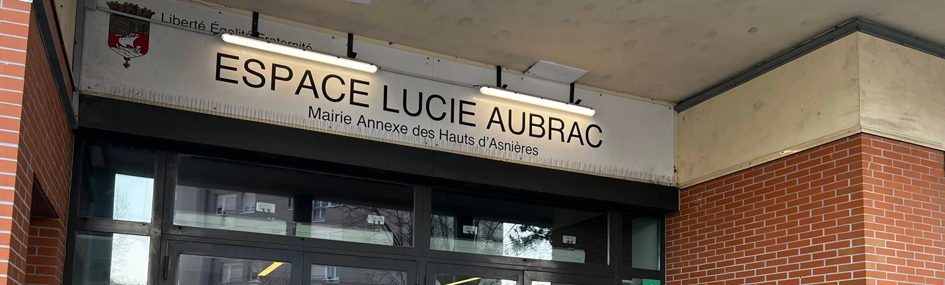 Visuel décoratif représentant la porte d'entrée de l'espace Lucie Aubrac à Asnières-sur-Seine.