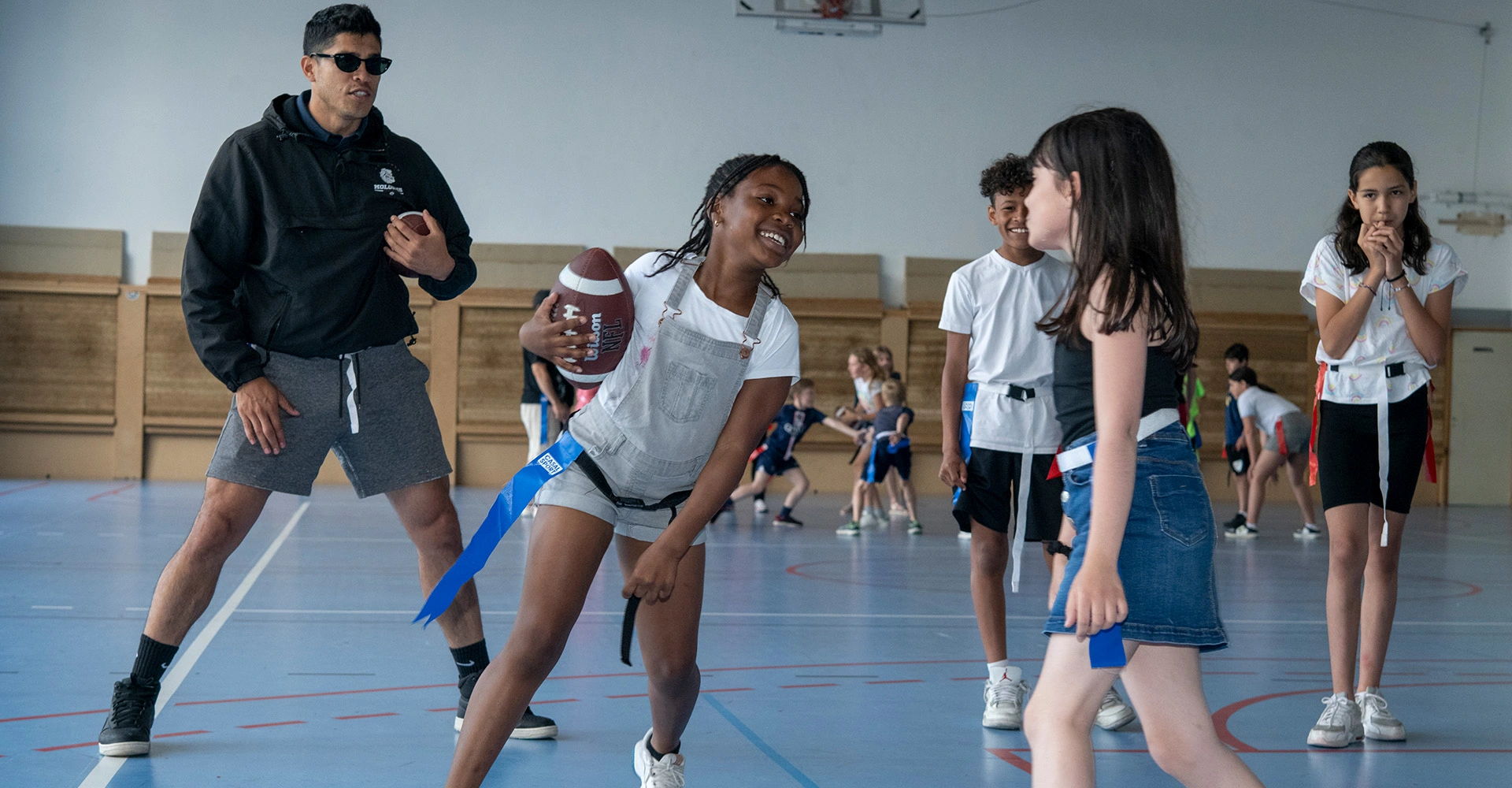 Visuel décoratif représentant des enfants dansant.