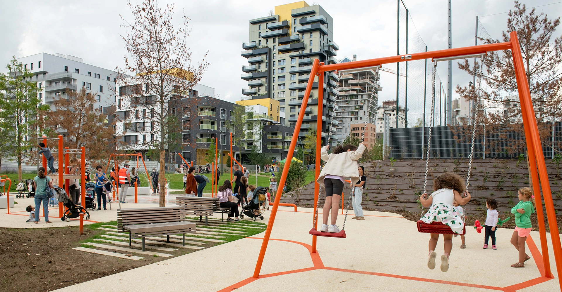 Visuel décoratif représentant des enfants jouant dans un parc à Asnières, avec dans le fond des immeubles.