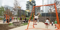 Visuel décoratif représentant des enfants jouant dans un parc à Asnières, avec dans le fond des immeubles.