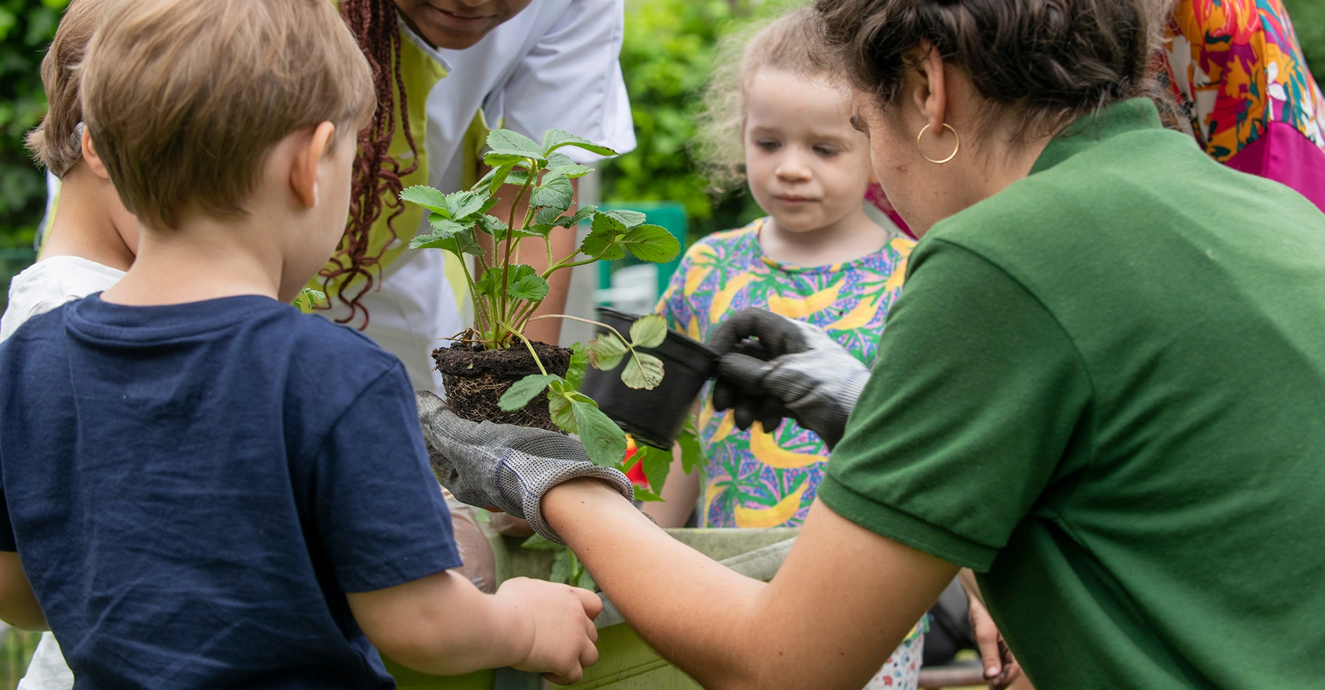 Visuel décoratif représentant des enfants en train de participer à un atelier jardinage avec des adultes.