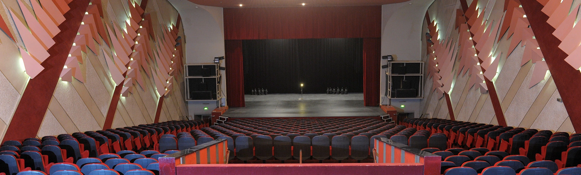 Visuel décoratif représentant la salle du théâtre Armande Béjart.