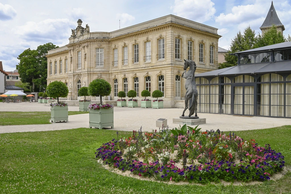 Une photo prise du jardin du Château d'Asnières sur Seine