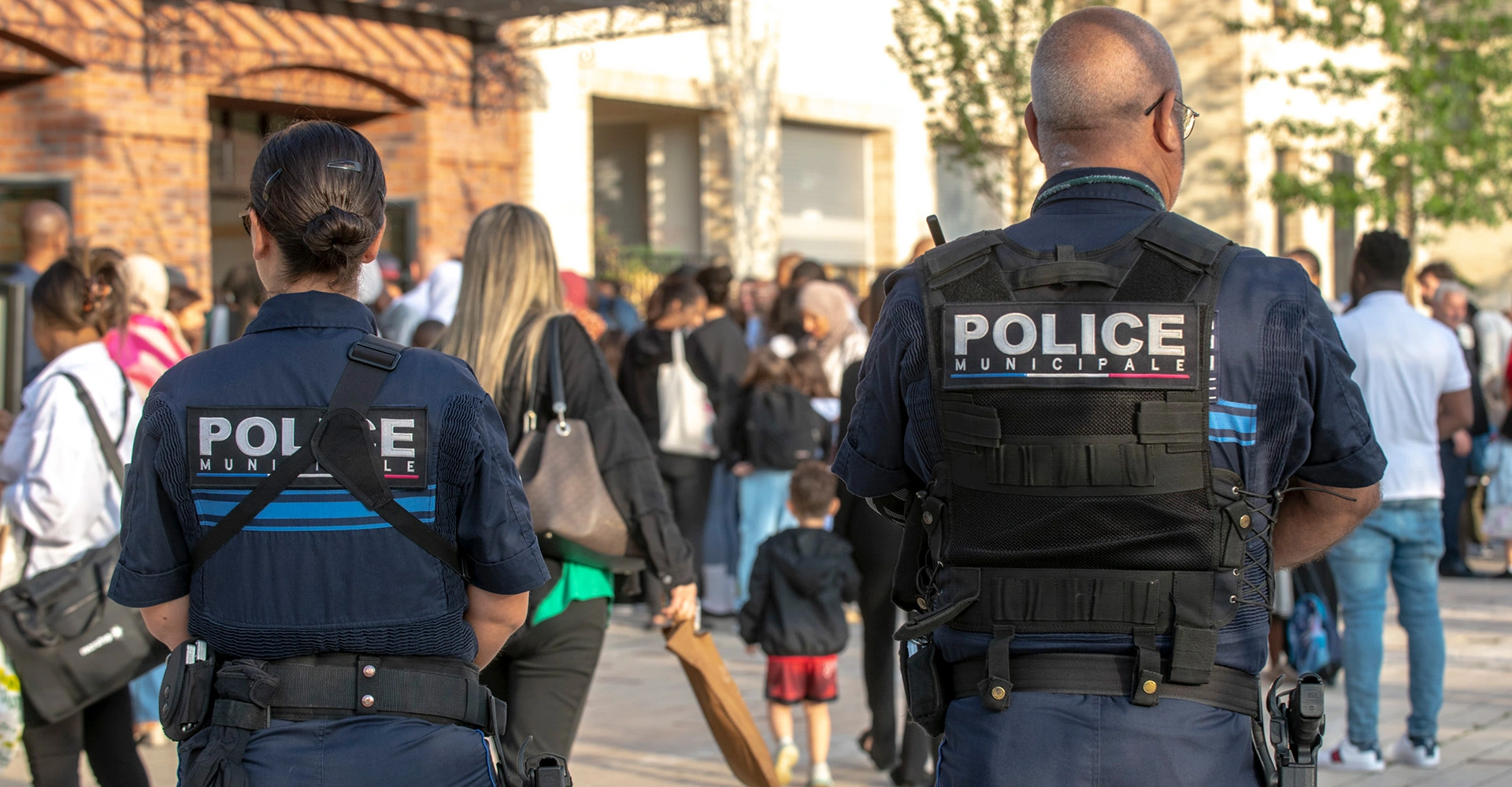 Photo illustrative représentant deux agents de police municipale de dos.