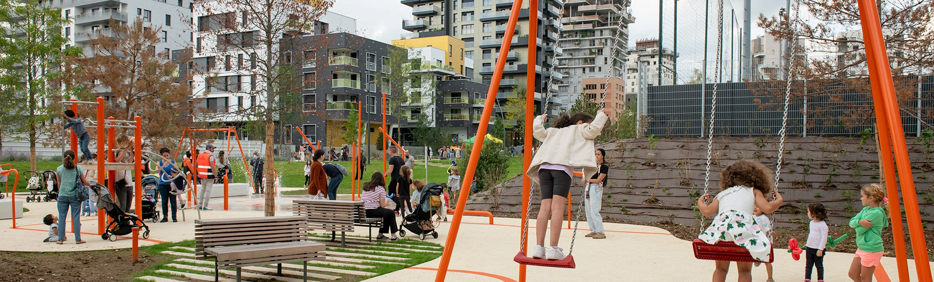 Visuel décoratif représentant des enfants jouant dans un parc à Asnières, avec dans le fond des immeubles.