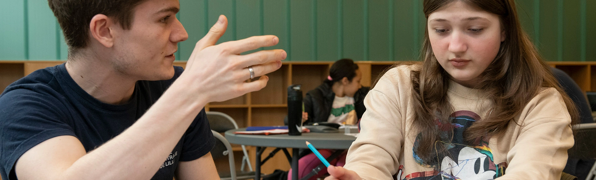 Visuel décoratif représentant une personne accompagnant un élève en soutien scolaire.