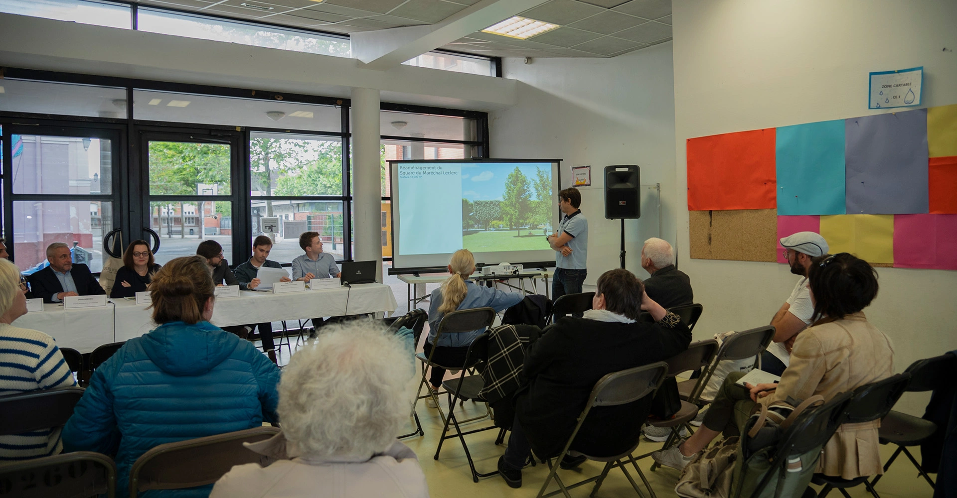 Visuel décoratif représentant une réunion de concertation des conseils de quartier.