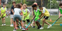 Visuel décoratif représentant des activités d'enfants pratiquant du sport.