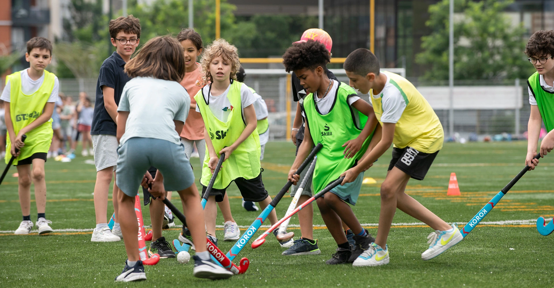 Visuel décoratif représentant des activités d'enfants pratiquant du sport.