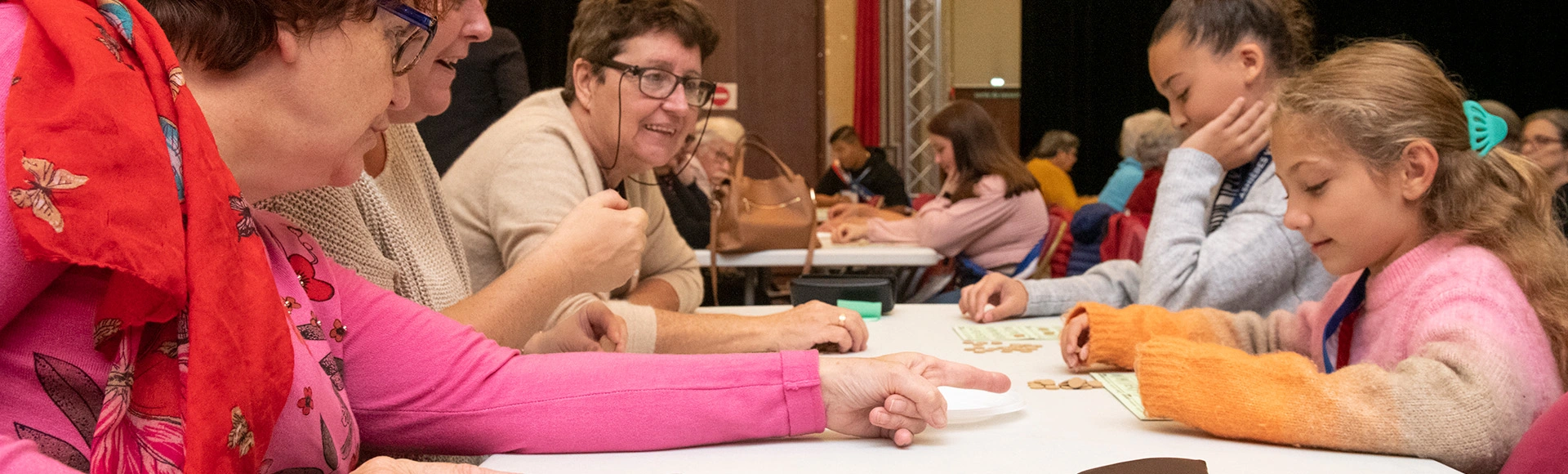 Visuel décoratif montrant des seniors jouant à une tabble avec des enfants.