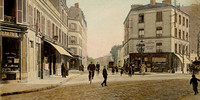 Une photo historique de la place de la Comète à Asinières, avec des commerces et des personnes traversant la place.