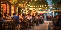 Visuel décoratif représentant des personnes en terrasse en extérieur.