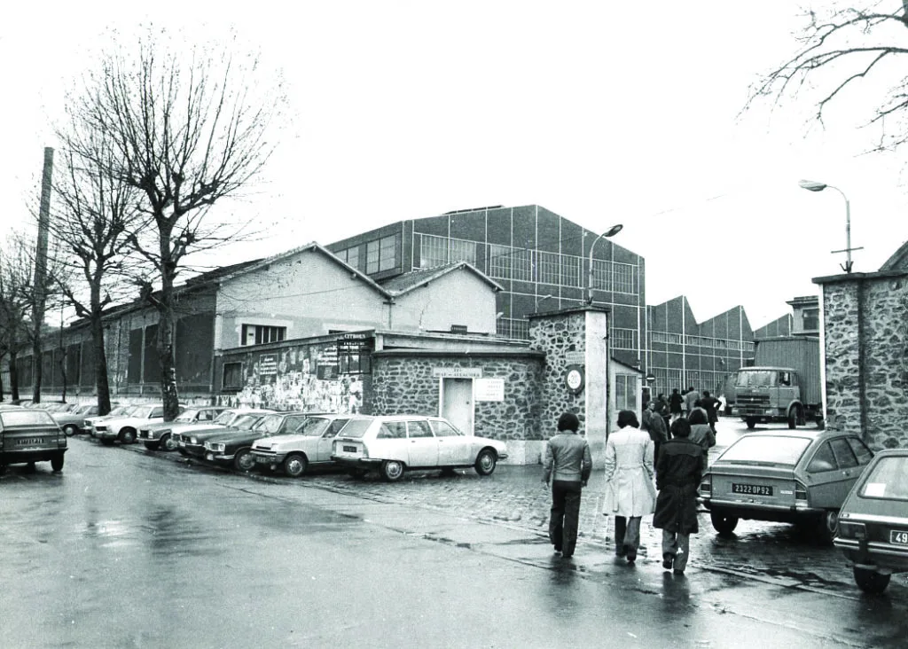 Une photo des travailleurs se dirigeant vers l'Usine Citroën 255 quai Aulagnier
