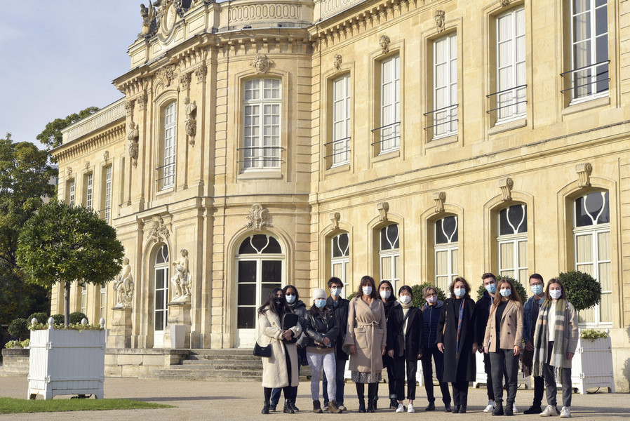 La photo d'un groupe de personnes qui pose devant le Château d'Asnières sur Seine