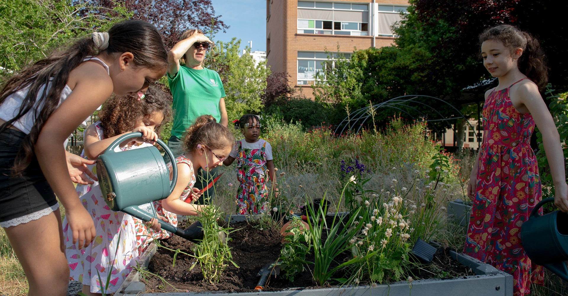Visuel décoratif représentant des enfants faisant du jardinage.
