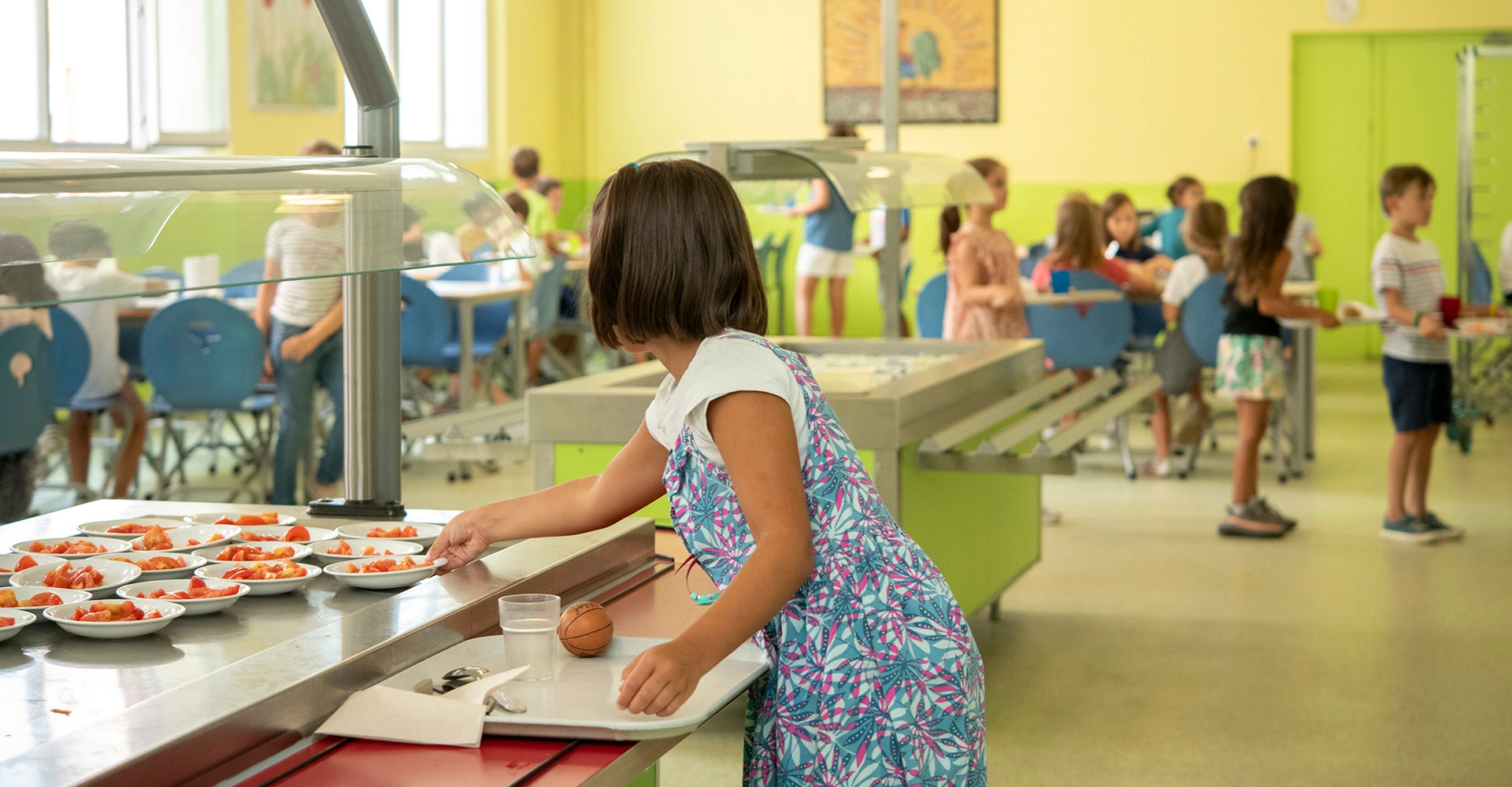 Visuel décoratif représentant des enfants à la cantine.