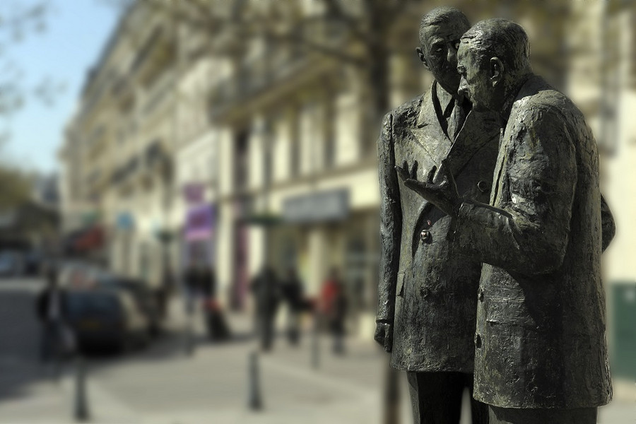 Une photo des statuts de Charles de Gaulle et André Malraux à Asnieres sur Seine.