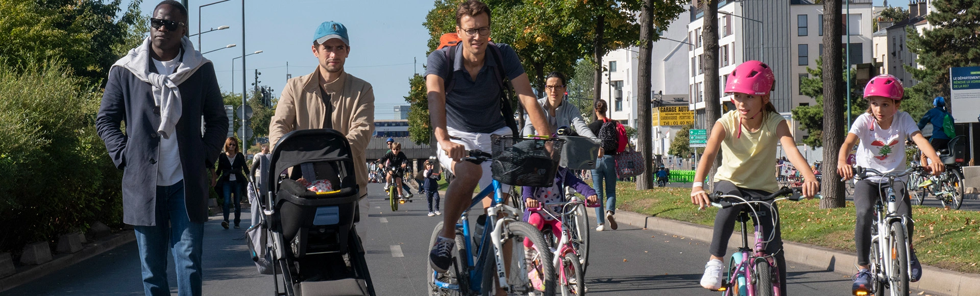 Visuel décoratif représentant des personnes faisant du vélo sur les bords de Seine.
