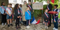 Visuel décoratif représentant une scène de commémoration à Asnières-sur-Seine avec Mr le Maire, l'adjoint aux commémorations et des enfants du conseil municipal des enfants.