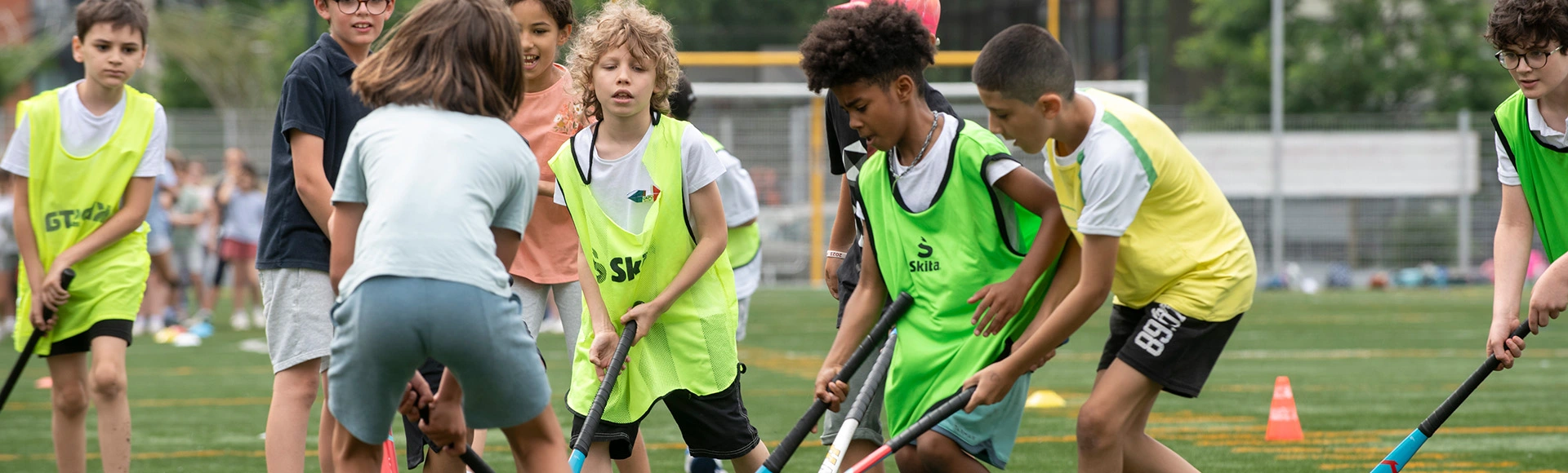 Visuel décoratif représentant des activités d'enfants pratiquant du sport.