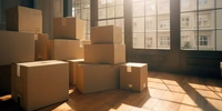 Visuel décoratif représentant un tas de cartons au milieu d'un intérieur d'appartement.