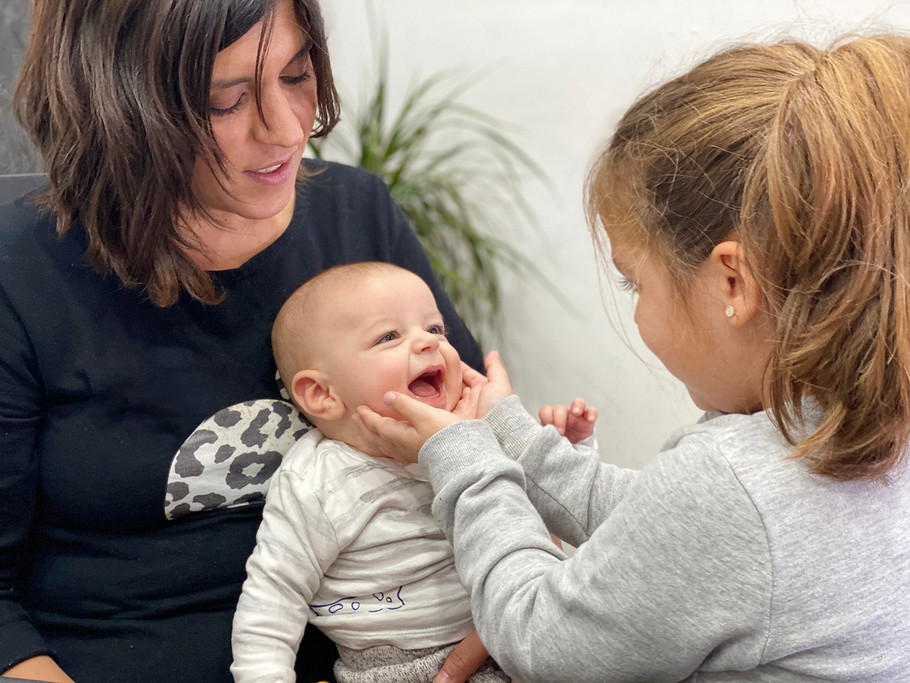 Maman_et_deux_jeunes_enfants.jpeg