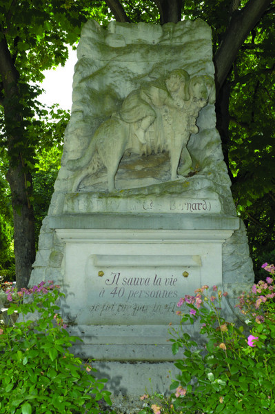 Une photo d'un monument à la gloire du Saint-Bernard Barry